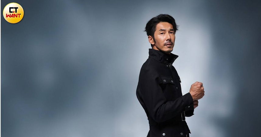 Ferragamo黑色腰封造型外套、Ferragamo黑色高領上衣、Ferragamo黑色長褲、Ferragamo黑色brenta綁帶皮鞋（圖／林士傑攝）