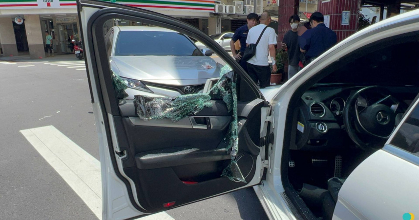 賓士撞警車逃逸失敗全曝光。（圖／翻攝畫面）