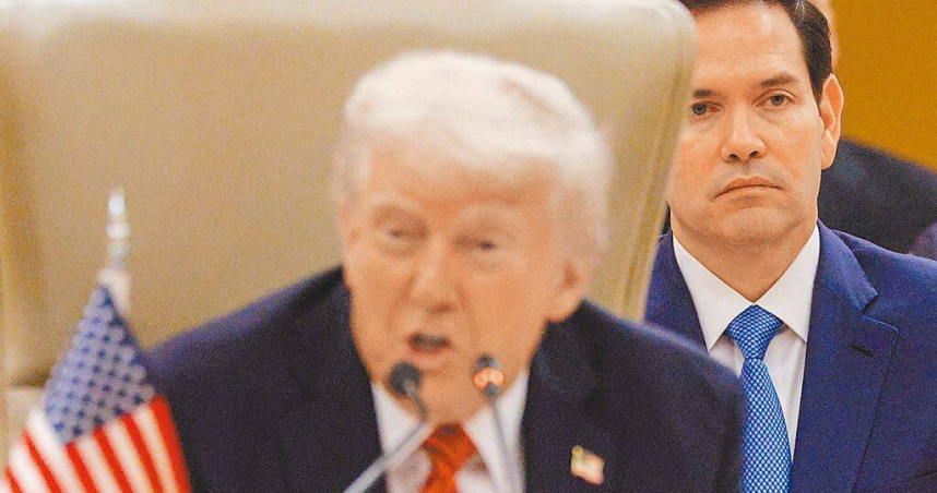 白宮國家安全會議大裁員，編制350人將砍半。圖為美國總統川普與國務卿盧比歐。（路透）