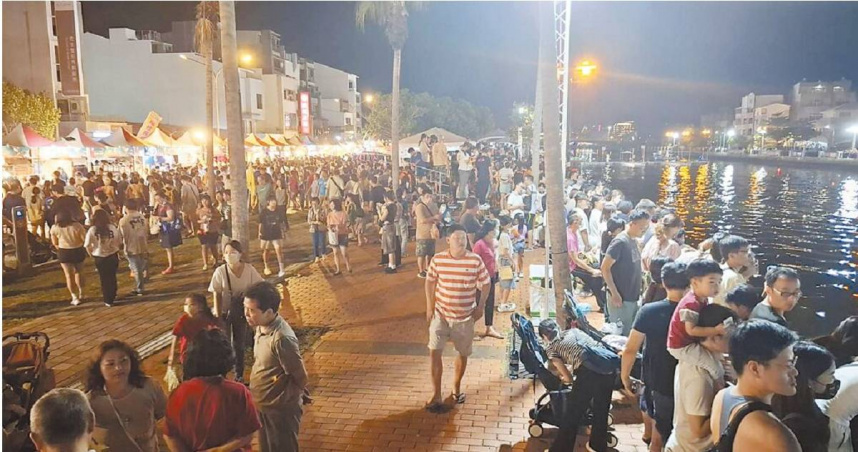 台南市龍舟比賽周邊上百攤市集，入夜有如墾丁大街，市府估計2天吸引10萬人潮。（圖／程炳璋攝）