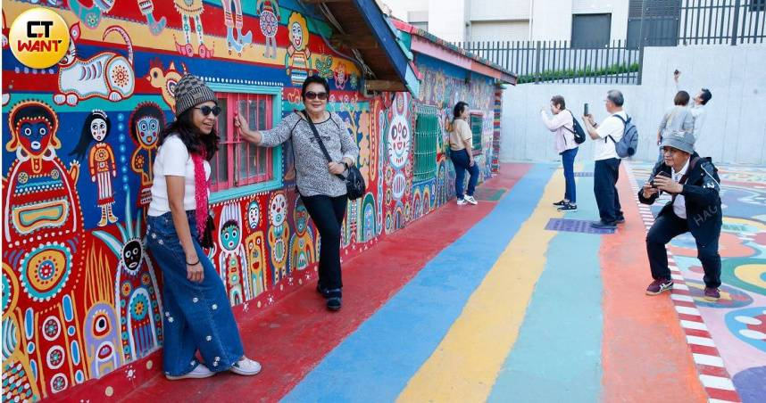 彩虹文創公司負責人魏丕仁遭台中市府文化局怒告毀損，一審獲判無罪，文化局不服上訴又吞敗，全案確定。（圖／黃耀徵攝）