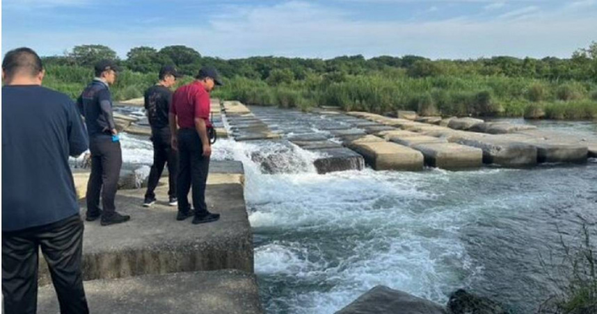 苗栗市新東大橋下發生落水事件，1名男移工在戲水時失蹤，警消正持續搜索中。（圖／翻攝畫面）