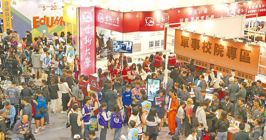 114學年度大學申請入學放榜,今年分發錄取率55.73%,是近3年新高;整體缺額共8196個,為近4年最低。圖為大學暨技職校院多元入學博覽會吸引許多學生,盼找到適合自己的學校。(圖/報系資料照)