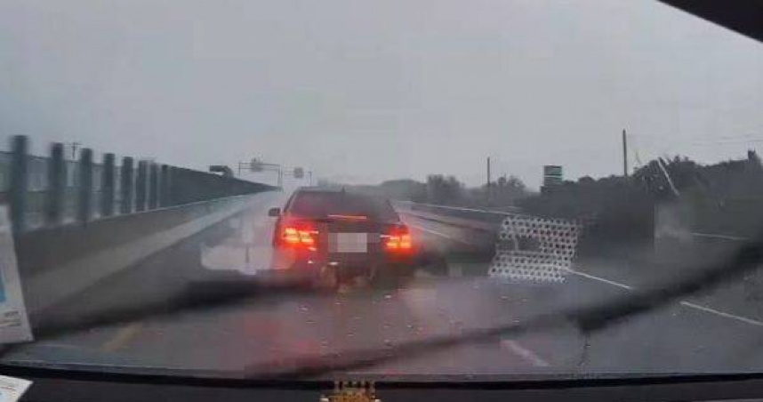 賓士轎車在台61線雨天不斷急剎疑似挑釁後車，最終打滑自撞護欄。（圖／翻攝爆料公社）