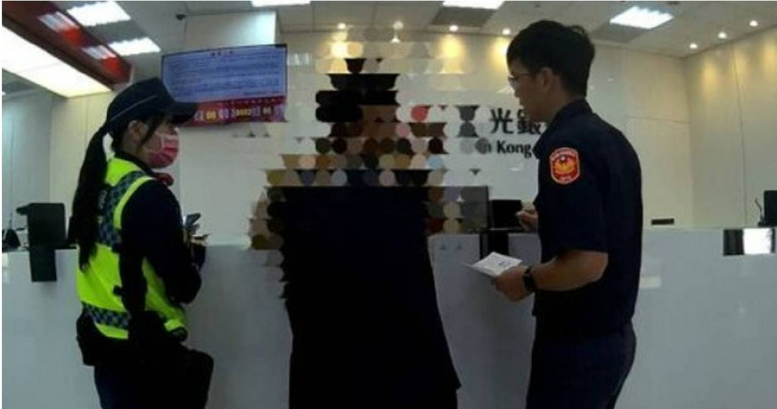 黃男遭投資法人線上營業員2度詐騙，隨即前往銀行匯款，最終被警方及行員勸阻。（圖／翻攝畫面）