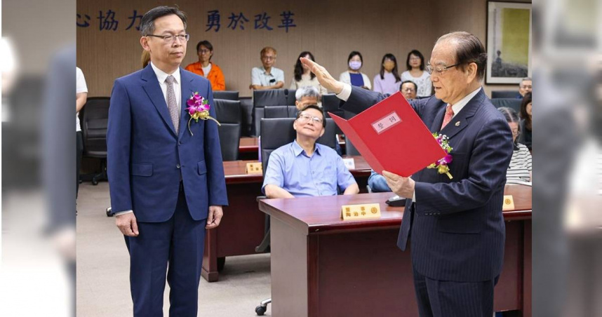 鄭光遠（右1）正式接任台鐵公司董事長。（圖／台鐵提供／中國時報記者陳祐誠台北傳真）