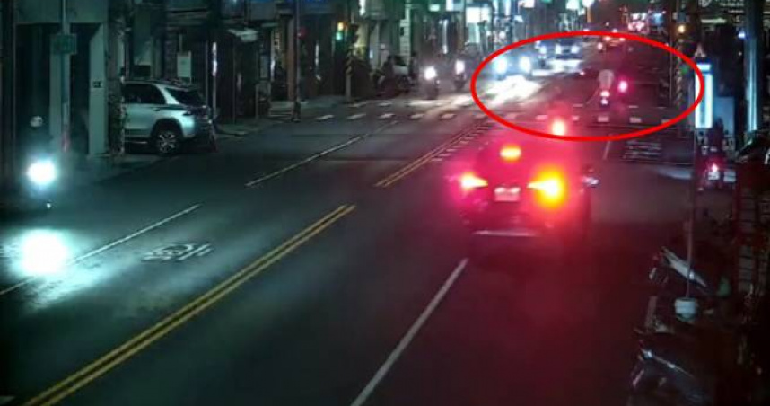 機車撞狗釀車禍，婦人沒牽繩愛犬命喪輪下。（ 圖／翻攝畫面）