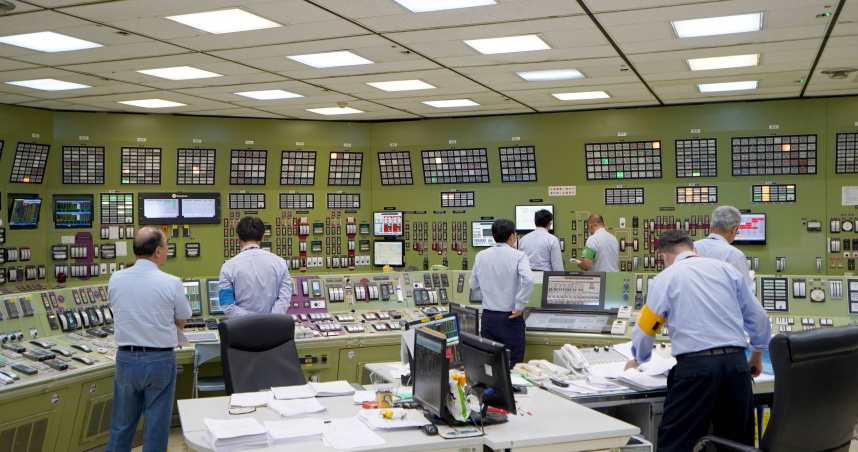 台灣最後一部核電組5月17日停役，外界質疑代價就是台電「火力全開」，連核三廠內的緊急備用機組也啟動，令人懷疑發電量陷入供不應求。圖為核三廠控制室（圖／台電提供）