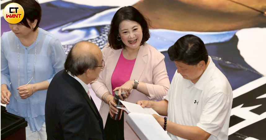 民進黨立院黨團書記長吳思瑤(中)4日表示,普發現金無論是今天還是下週表決,都排擠國家預算,違反權力分立原則。(圖/方萬民攝)
