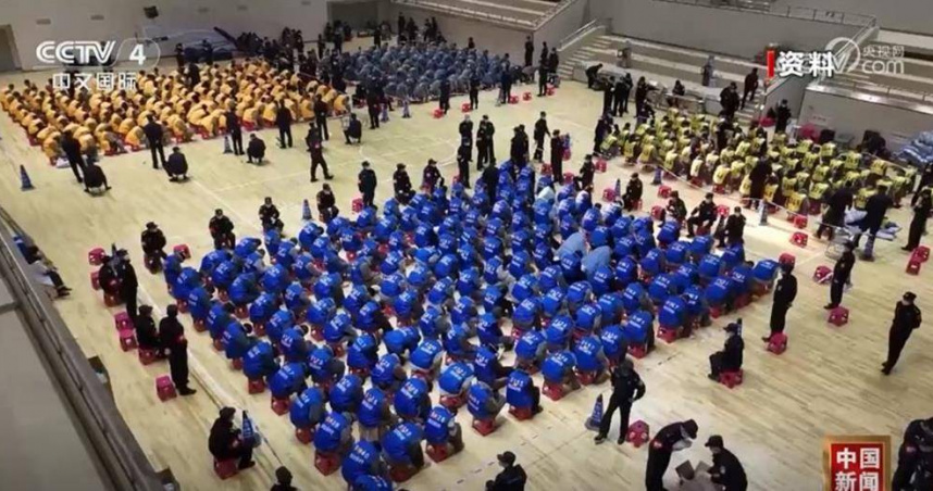 中緬泰續近日會議下，宣布繼續聯手打擊妙瓦底等地全面清剿電詐園區。圖為跨境電詐大陸籍犯嫌移交陸方。（圖／央視資料照）