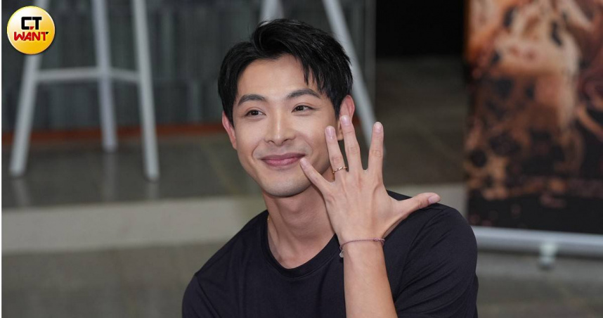 連晨翔戴著婚戒出席記者會。（圖／蘇聖倫攝）