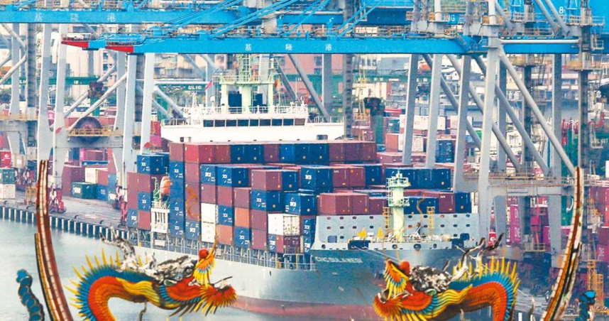 台灣面對美方壓力大，就算拿到低關稅，也可能是政府私下讓步，未來得付出更大代價。圖為正在裝卸貨物的貨輪。（圖／報系資料照）