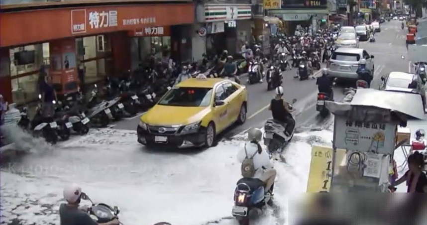 4歲男童因好奇誤觸路邊消防栓，噴出大量水柱、泡沫積在路面上。（圖／翻攝畫面）