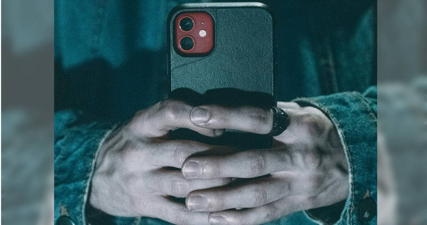 醫師表示，民眾若使用劣質手機殼，可能對檢康造成威脅。（示意圖／Unsplash）