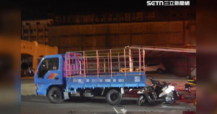 高雄前鎮區今凌晨發生婦人自撞的死亡車禍。（圖／翻攝三立新聞網）