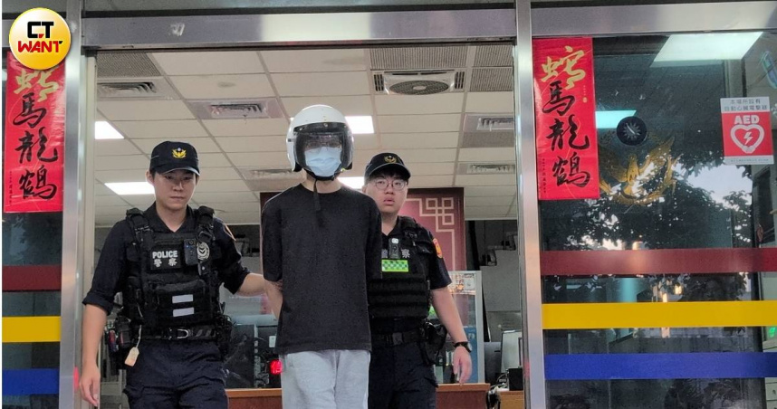 22歲的劉姓男子31日晚間移送地檢署全程不發一語。(圖／林冠吟攝)