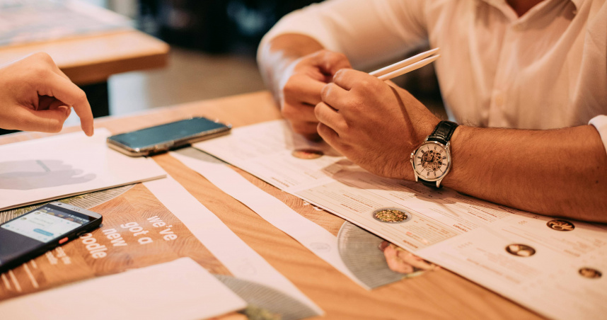 美國一位年輕女子因不了解菜單上「MKT」的含義，在用餐後收到一張高額帳單。（示意圖／翻攝Pexels）