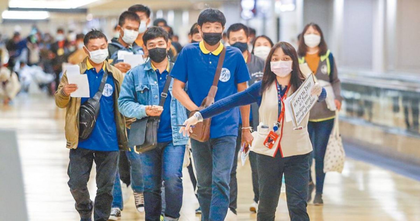 自桃園機場入境的外籍移工。（示意圖／報系資料照）