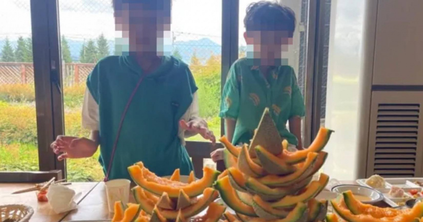 插畫家彎彎全家到北海道大嗑哈密瓜，因為沒吃乾淨，被網友出征。（圖／翻攝自彎彎臉書）