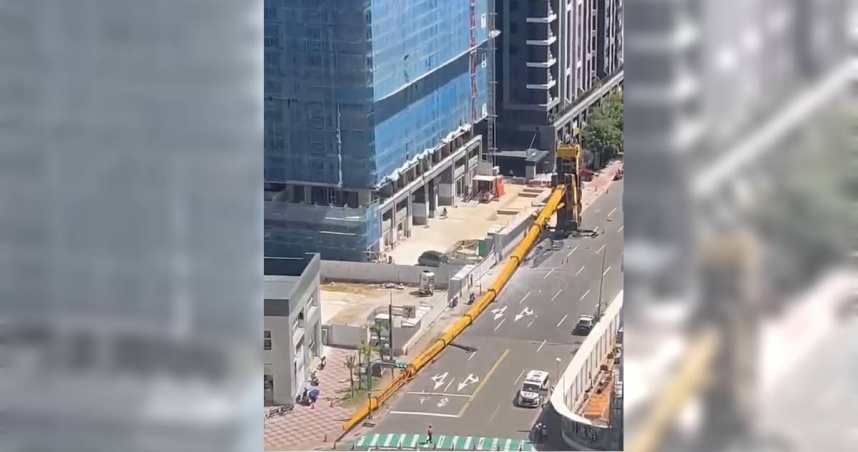 桃園市龜山區牛角坡路與文桃路口附近工地15日下午發生吊車傾倒砸傷路人事故。（圖／翻攝自記者爆料網）