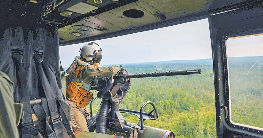 美軍聯合軍演「北方打擊」在密西根州舉行，據透露，台灣有逾500名軍人參與。圖為美國海軍陸戰隊聯隊以直升機進行空中射擊和近距離空中支援。（圖／摘自美國海軍陸戰隊X）