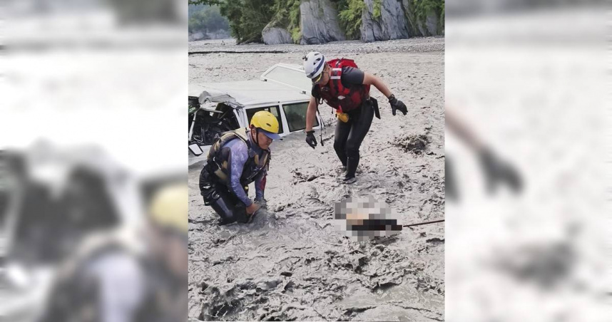 吉普車23日闖仁愛鄉萬大溪溯溪卻陷入泥沙，車主下車查看卻溺斃。（圖／南投縣消防局提供／中國時報楊靜茹南投傳真）