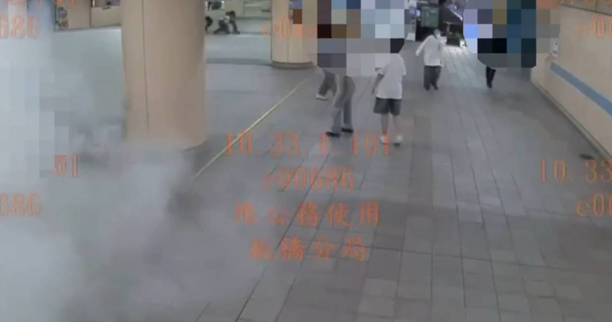 張姓男子不滿學生練舞吵到他，26日晚間朝練舞學生噴灑滅火器，並被趕來的警方逮捕。（圖／翻攝畫面）