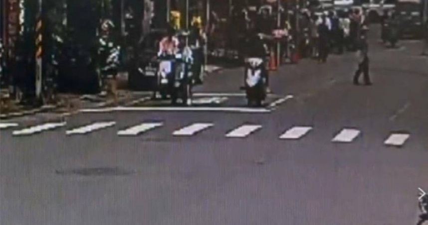 高雄市三民區鼎中路一處宮廟在昨日舉行普渡物資發放活動，卻演變成失控爭搶畫面，影響道路上交通，警方未落實交通秩序維護，開出2400元罰單。（圖／警方提供）