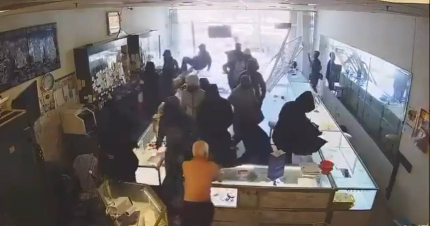 加州聖荷西一處珠寶店遭人搶劫。（圖／翻攝自社群網站X @Bubblebathgirl）