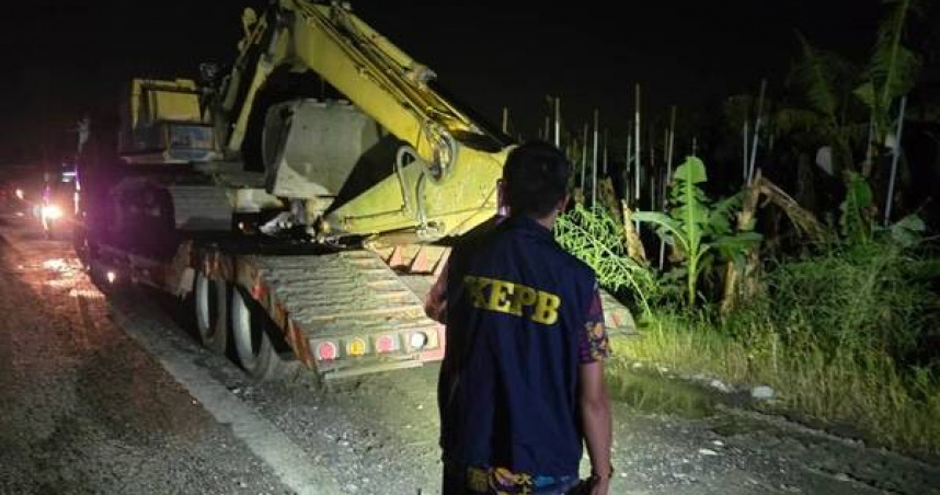 高雄美濃驚見怪手暗夜入坑。（圖 ／翻攝畫面）