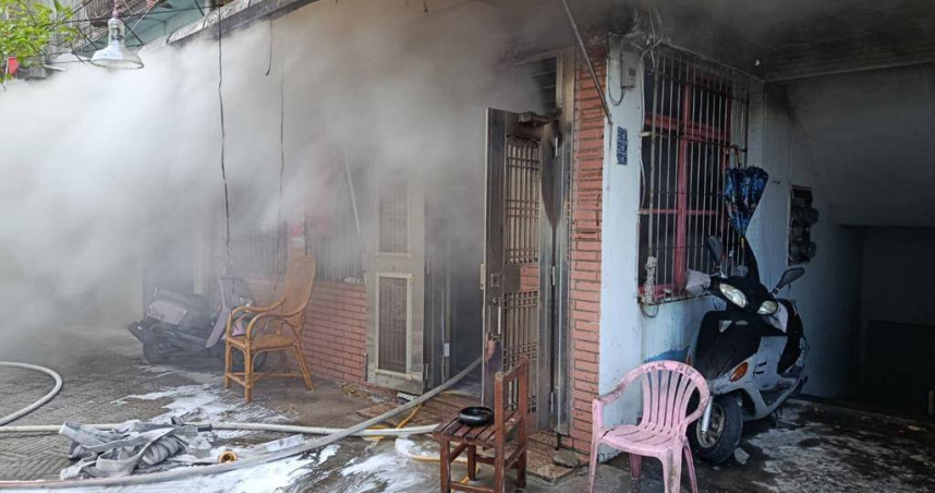 基隆中正路民宅清晨發生火警，消防人員緊急疏散27名住戶，所幸無人受傷。（圖／翻攝畫面）