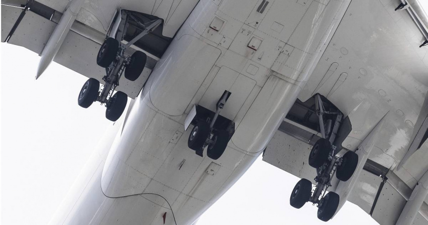 一名13歲的阿富汗少年為了逃出當地，竟然藏身在後輪的輪艙，挺過機身拉高至萬米高空的低溫與缺氧危機，在歷經94分鐘的航程後，成功降落在機場。（示意圖／達志／美聯社）