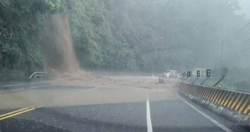 台東暴雨引爆泥流瀑布，龍過脈路段馬路瞬間成河。（圖／翻攝畫面）
