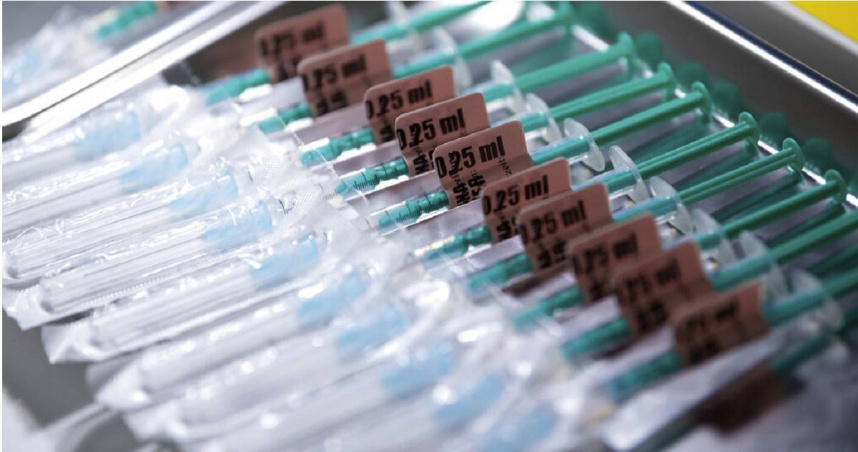 最新調查將潛在加徵關稅的清單，擴大至個人防護用品，例如手術口罩、N95口罩、手套、針筒與處方藥等醫療消耗品。（圖／達志／美聯社）