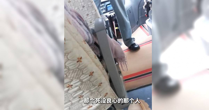 雲南香格里拉導遊在車上公開辱罵未購物遊客，語帶威脅，引發外界譁然。（圖／翻攝自澎湃新聞）