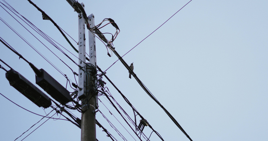 巴西一名17歲女學生在上學途中，不幸碰到斷落的電線，當場觸電身亡。（示意圖／翻攝自unsplash）