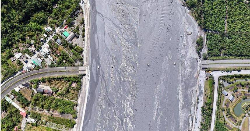馬太鞍溪橋遭泥水沖斷。（圖／公路局提供）