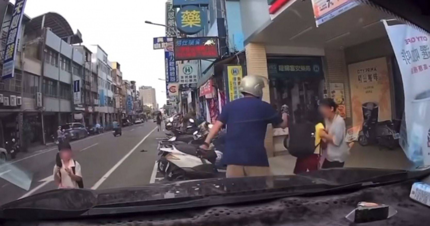 苗栗一名48歲邱姓男子在路上持刀隨機砍人。（圖／翻攝Threads／＠k117025）