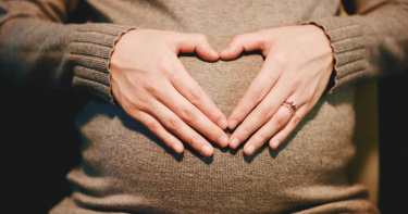 2確診孕婦順利生下健康嬰兒 世衛:鼓勵染疫母親應親餵母乳