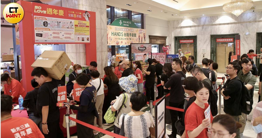 新光三越南西店周年慶活動開跑，不少店家舉行活動，吸引買氣。（圖／黃耀徵攝）