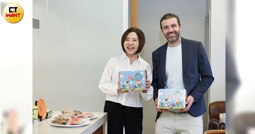 于美人（左起）今年與外國主廚阿吉合作，推出限定鐵盒餅乾。（圖／楊澍攝）