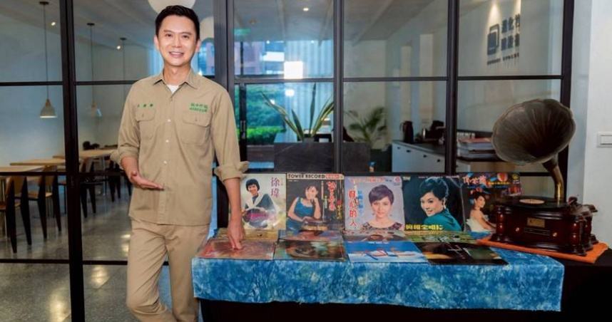 新竹縣竹北市長鄭朝方（左）宣布11月8日將為了紀念傳奇歌手鄧麗君30年逝世而在竹北新崙公園舉辦傳奇紀念音樂會。（圖／翻攝自竹北市公所媒體群組）