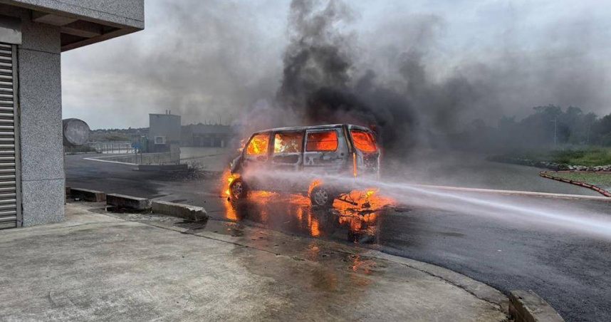 金門金湖水庫旁空地今日傍晚5點多發生一起火燒車案件！消防局獲報立即趕往滅火。(圖／警方提供)