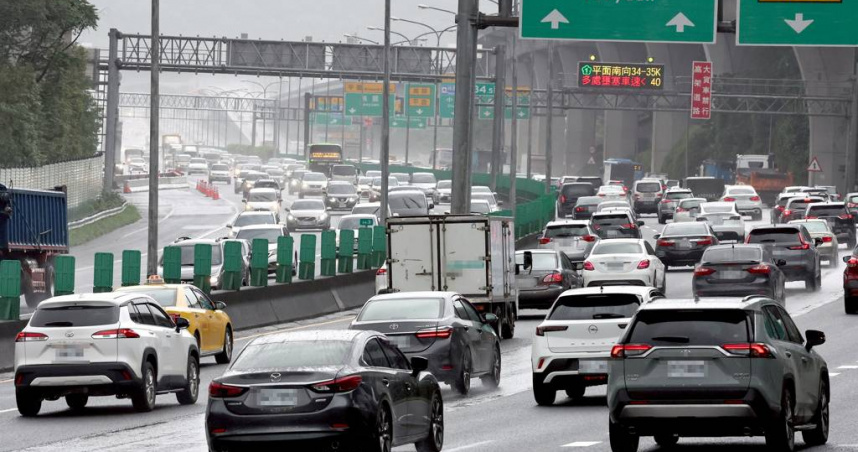 光復節連假24日開始，大批車潮一早就湧入國道南下路段，高速公路局估計假期首日南下車流量上看平日的1.3倍。（圖／中國時報范揚光攝）