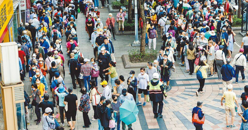 集保結算中心將建置電子化紀念品（eGift）服務機制，未來股東領紀念品免排隊。圖為中鋼發放2023年股東會紀念品「傘Q（Thank you）」，股民大排長龍。（圖／報系資料照）