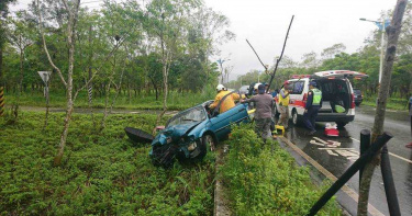 天雨路滑釀禍? 花蓮7旬翁駕車高速自撞電桿 2死1重傷