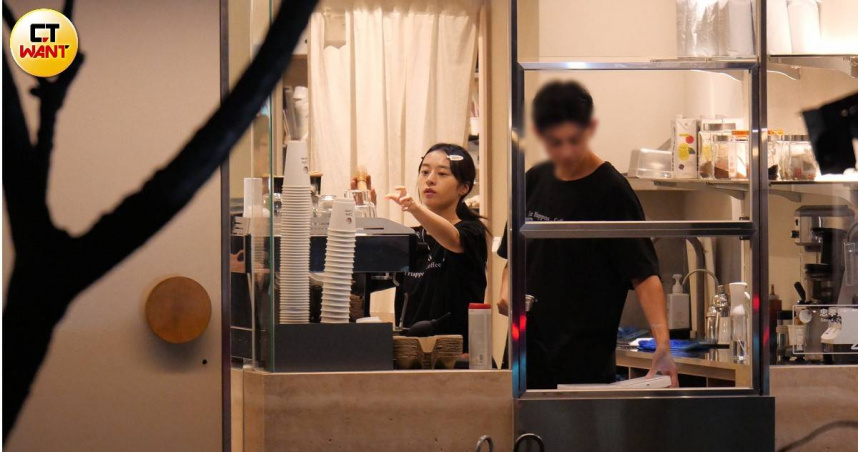 許莉廷在咖啡廳打工，工作十分認真。（圖／本刊攝影組）