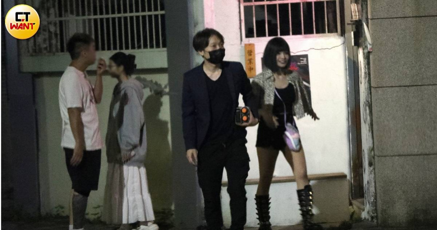 本刊直擊郭鬼鬼與一名西裝男子一同現身台北內湖區，兩人外型看來相當登對。（圖／本刊攝影組）