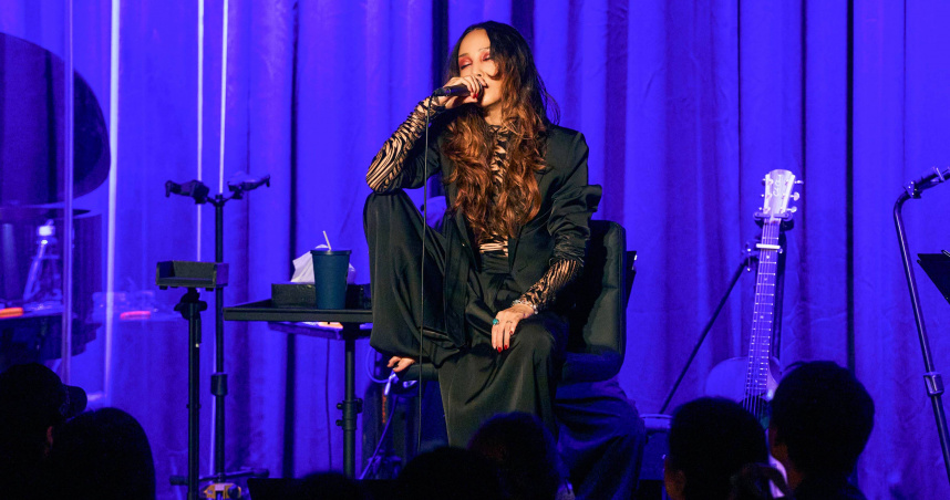 中島美嘉赤腳開唱。（圖／Billboard Live TAIPEI提供）