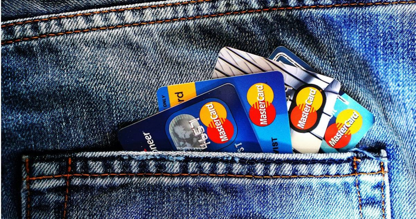 2025年逼近尾聲，多家銀行開始展開信用卡整合或停卡作業。（示意圖／翻攝pexels）